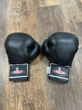 Century Women’s 14 oz. Black Boxing Gloves -